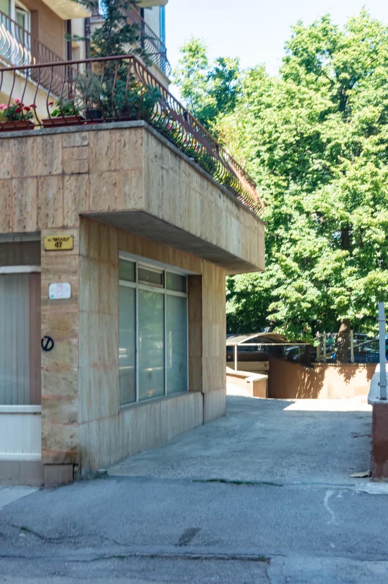 Prime Location With Free Parking *